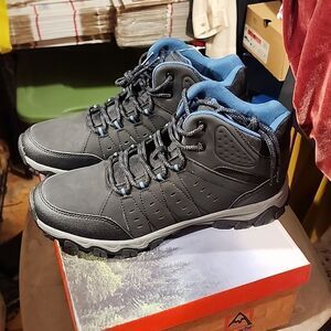 Avalanche hikers NWT Size 10